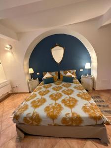 - une chambre avec un grand lit et un mur bleu dans l'établissement La Casa di Filippo, à Quercianella