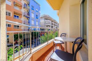 托雷維耶哈的住宿－馬德里酒店，阳台配有桌子,享有建筑的景致。