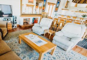 a living room with two chairs and a coffee table at Oceans Voice in Jeffreys Bay