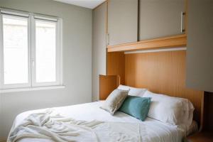 A bed or beds in a room at IseoLakeRental - Trivia Bellavista