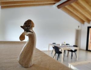 a wooden figurine of a woman standing on a table at Agriturismo Verdecielo in Padova