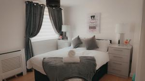 a bedroom with a bed with a white hat on it at Waterfront town centre ipswich apartment in Ipswich