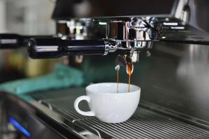 eine Kaffeemaschine zur Zubereitung einer Tasse Kaffee in der Unterkunft Hotel Kennedy in Bellaria-Igea Marina