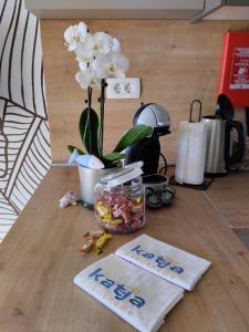 une table avec un pot de nourriture et une fleur dans l'établissement Mobile Home Katja, à Banjole