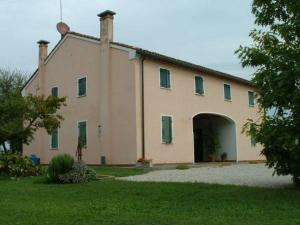 a large white building with a large driveway at Casarosa B&B in Piazzola sul Brenta
