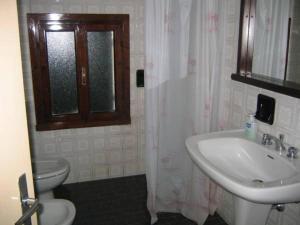 a bathroom with a sink and a toilet at Casarosa B&B in Piazzola sul Brenta