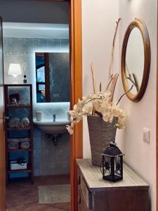 ein Bad mit einem Waschbecken und einem Spiegel in der Unterkunft La Casa di Filippo in Quercianella