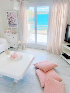 uma sala de estar com uma mesa e vista para o oceano em Fairy home Porto Heli em Porto Heli