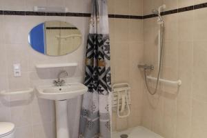 La salle de bains est pourvue d'une douche, d'un lavabo et de toilettes. dans l'établissement Les Morillons, à Foncine-le-Bas