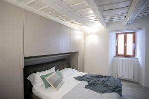 ローヴェレにあるFabula Home Rental - Casa Lùのベッドルーム1室(白い壁のベッド1台、窓付)