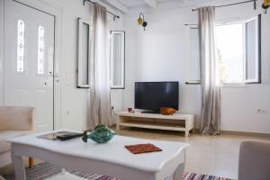 Μια τηλεόραση ή/και κέντρο ψυχαγωγίας στο White Wave Villa, 3min walk from beach