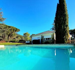 una casa y una gran piscina de agua frente a una casa en EL SUEÑO DE LOS MOLINOS en Los Molinos