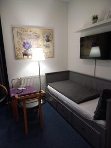 ein Schlafzimmer mit einem Bett, einem Tisch und einer Lampe in der Unterkunft penzion BABÍ VRCH in Frýdlant nad Ostravicí