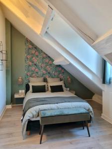 1 dormitorio con 1 cama grande en el ático en Appart'Hôtel Blois vue Château en Blois