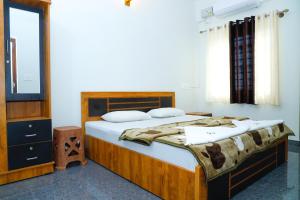 1 dormitorio con 2 camas y TV. en The Coorg Heaven en Madikeri