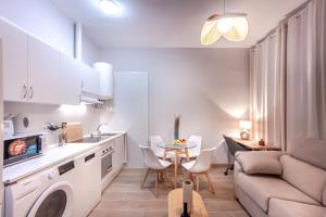 kuchnia i salon z kanapą i stołem w obiekcie For You Rentals Bonito y exclusivo apartamento TEMPORAL en Embajadores Madrid AMP98 w Madrycie