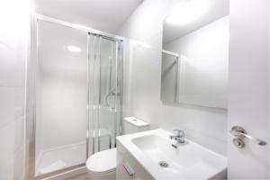 biała łazienka z prysznicem i umywalką w obiekcie For You Rentals Bonito y exclusivo apartamento TEMPORAL en Embajadores Madrid AMP98 w Madrycie