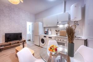 Kuchnia lub aneks kuchenny w obiekcie For You Rentals Bonito y exclusivo apartamento TEMPORAL en Embajadores Madrid AMP98