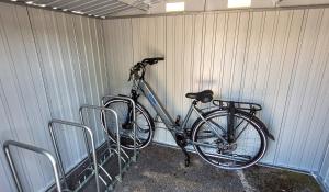 un vélo garé contre un mur dans un garage dans l'établissement LES STUDIOS DE SARLAT, à Sarlat-la-Canéda