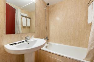 O baie la Hotel Basic