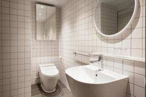Een badkamer bij The Connoisseur Residence Hotel