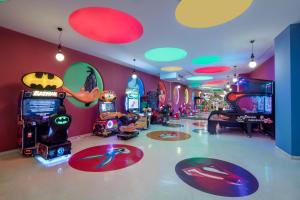 uma sala cheia de jogos e jogos de vídeo em Granada Luxury Okurcalar em Okurcalar