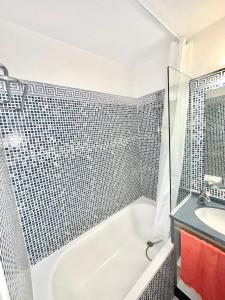 a bathroom with a tub and a sink at Studio 4 Pers Vue Mer Cap Esterel in Saint-Raphaël