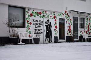 a sign on the side of a building with flowers at Double M Apartment in Seligenstadt