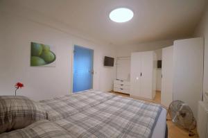 een slaapkamer met een bed en een witte kast bij Ferienwohung DaHeim in Bovenden
