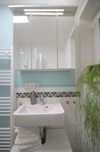 a bathroom with a sink and a mirror at Ferienwohung DaHeim in Bovenden