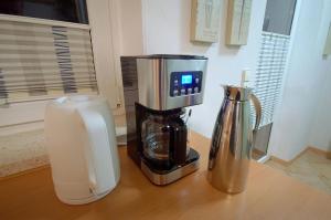 eine Kaffeemaschine und einen Mixer auf der Theke in der Unterkunft Ferienwohung DaHeim in Bovenden