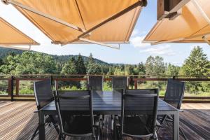 stół i krzesła na tarasie z widokiem w obiekcie Chalet d’exception avec sauna, jacuzzi, ping-pong w mieście Liézey