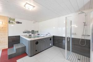 Łazienka w obiekcie Chalet d’exception avec sauna, jacuzzi, ping-pong