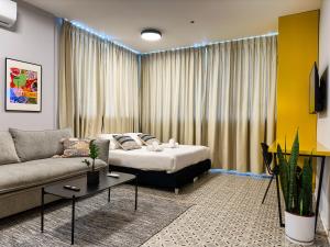 Postel nebo postele na pokoji v ubytování Levinski Market Hotel