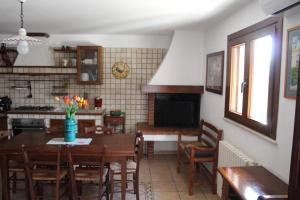 een keuken en eetkamer met een tafel en stoelen bij Villa Corvetta in Ostuni