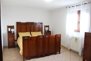 een slaapkamer met een bed en houten meubilair bij Villa Corvetta in Ostuni