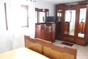 sala de estar con TV y muebles de madera en Villa Corvetta, en Ostuni