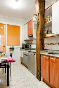 Kuchyňa alebo kuchynka v ubytovaní Nuestro refugio - Casco Viejo con wifi y parking gratuito-