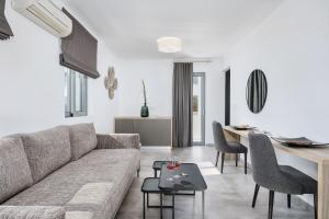 sala de estar con sofá y mesa en Quattro Suites en Monemvasia