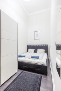 ブダペストにあるElisabeth 52 Apartmentのベッドルーム(ベッド1台、鏡付)