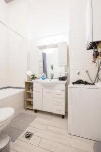ブダペストにあるElisabeth 52 Apartmentのバスルーム(洗面台、トイレ、バスタブ付)