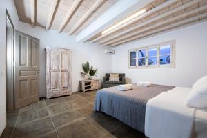 Ένα ή περισσότερα κρεβάτια σε δωμάτιο στο MYKONOS-ORNOS -VILAS ANGEL ALICE DEMI -POOL HOLIDAYS with VIEW +45 φωτογραφίες
