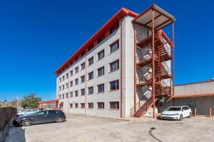 un gran edificio blanco con una escalera de incendios en Hotel Basic, en Vilafranca del Penedès