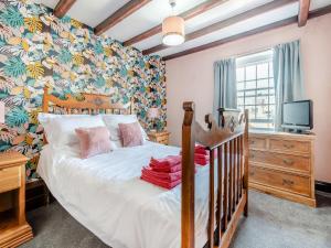 Postel nebo postele na pokoji v ubytování Caedmon Cottage - Uk43430