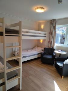 Tonstadli في Tonstad: غرفة صغيرة مع سرير بطابقين وكرسي