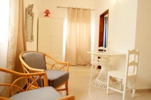 ラゴスにあるVilla Francesa Guest Houseのリビングルーム(椅子、テーブル付)
