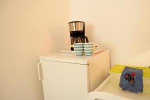 ラゴスにあるVilla Francesa Guest Houseの白い冷蔵庫の上に座るミキサー