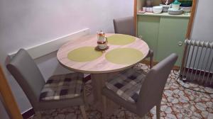 una mesa con dos sillas y una mesa con un gato. en Apartment Milin by the sea-Zadar, en Zadar