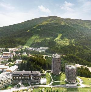 una vista aérea de una ciudad con montañas en el fondo en Falkensteiner Residences edelweiss, en Katschberghöhe