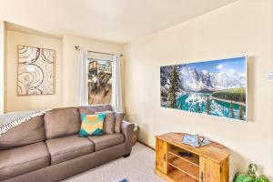 a living room with a couch and a table at Alpine Oasis in Leavenworth